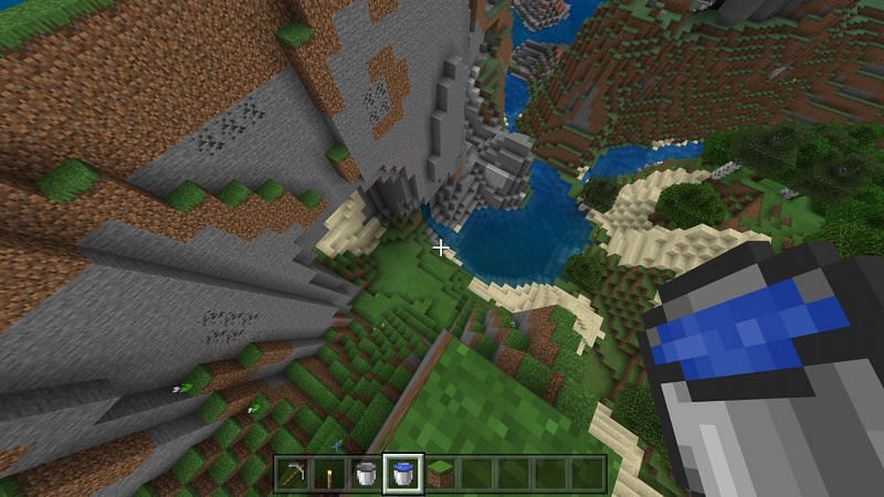 usando um balde de água, para criar uma cachoeira para uma viagem segura no Minecraft