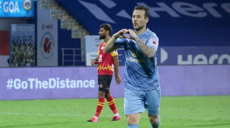 Adam le Fondre (in blue) (Image: ISL)