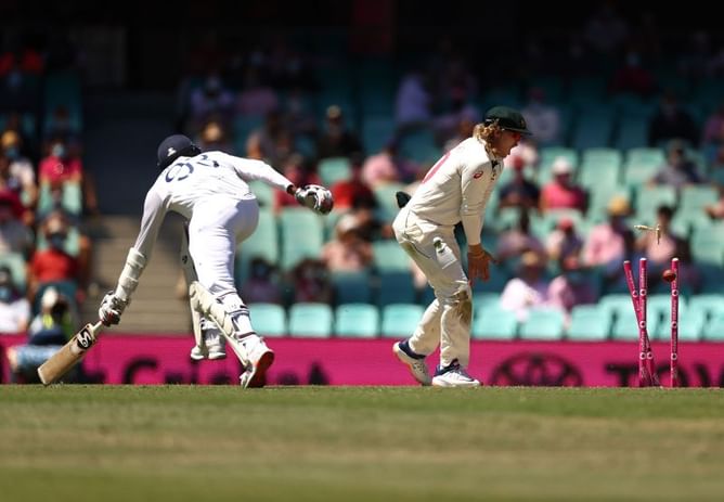 "Game g(on)e!" - Twitterati erupts as Team India hand Australia the advantage on Day 3