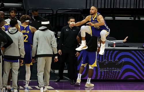 Stephen Curry #30 of the Golden State Warriors gets ready for their game against the Sacramento Kings at Golden 1 Center on December 15, 2020 (Photo by Ezra Shaw/Getty Images)