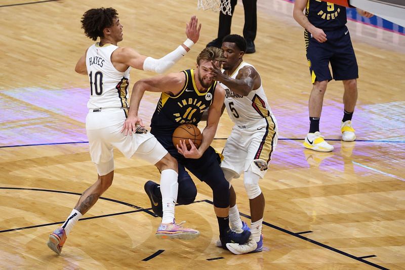 &nbsp;Domantas Sabonis of the Indiana Pacers drives the ball around Jaxson Hayes of the New Orleans Pelicans