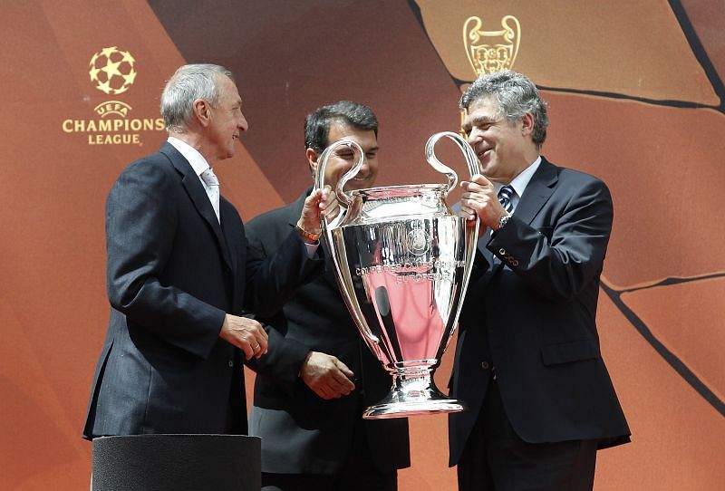 Joan Laporta (C) is one of the candidates to take over as Barcelona club president