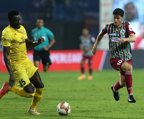 Mumbai City FC's Mourtada Fall (L) in action against ATK Mohun Bagan's Edu Garcia in their ISL match (Image Courtesy: ISL Media)