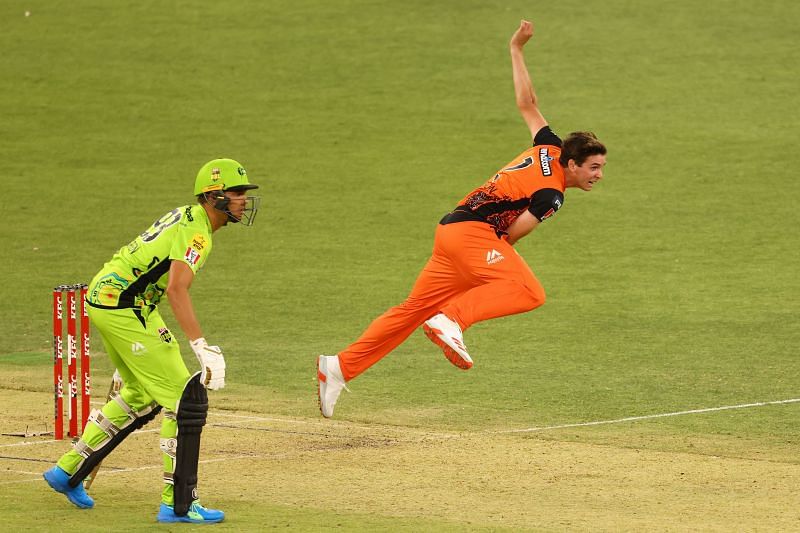 Jhye Richardson in action for the Perth Scorchers in the BBL