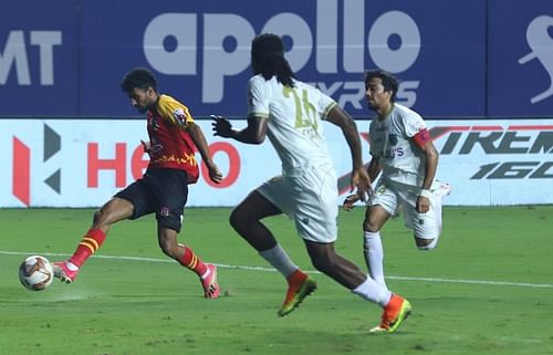 SC East Bengal and Kerala Blasters player in action (Image Courtesy: ISL Media)