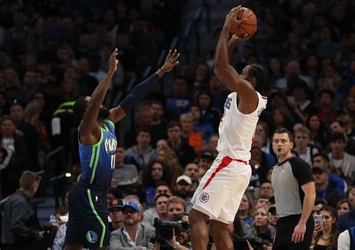 Kawhi Leonard rises for the two against Tim Hardaway Jr.