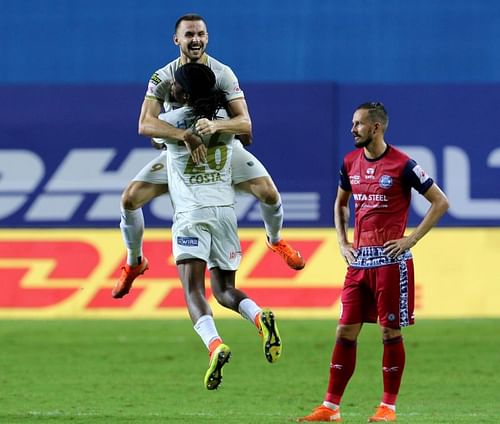 It was a delight for Kerala Blasters FC's Jordan Murray (top) while Nerijus Valskis was seen in despair. Courtesy: ISL