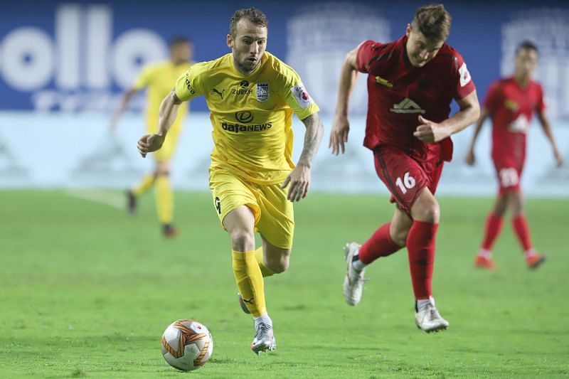 Mumbai City FC's Adam le Fondre (left)