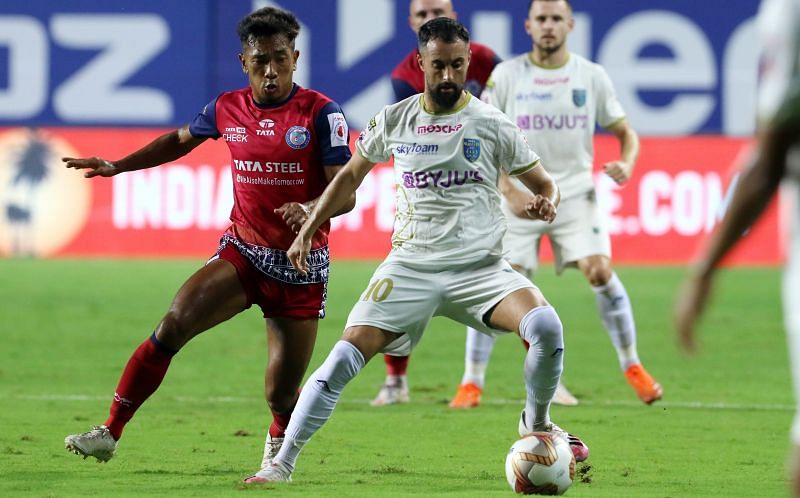 Facundo Pereyra (R) in action for Kerala Blasters against Jamshedpur FC&#039;s Ricky Lallawmawma (Image Courtesy: ISL Media)