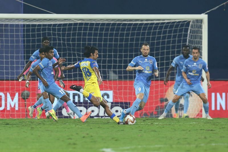 Sahal Abdul Samad takes a shot for Kerala Blasters (Image Courtesy: ISL Media)