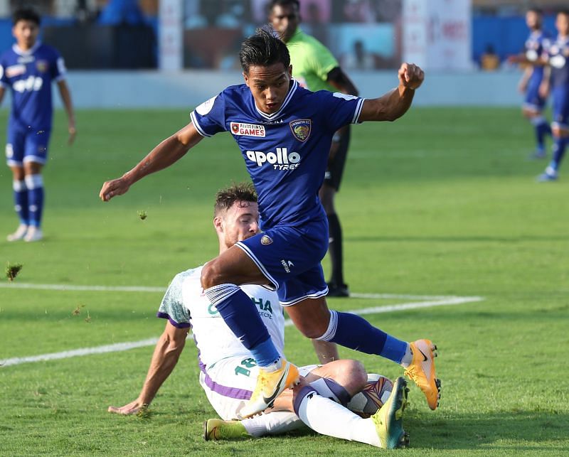 Jacob Tratt lunges a sliding tackle on Lallianzuala Chhangte (Image Courtesy: ISL Media)