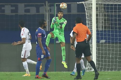 NorthEast United FC goalkeeper Gurmeet Singh in action (Image Courtesy: ISL Media)