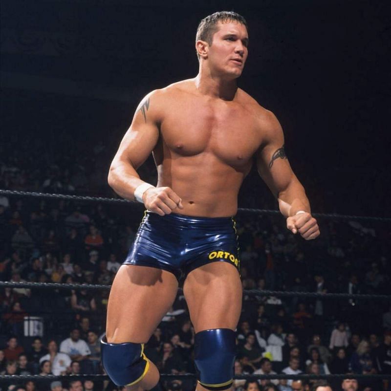 रैंडी ऑर्टन ने 16 मार्च, 2002 को अपना WWE डेब्यू किया। ऑर्टन अब पहले के मुकाबले ज्यादा फिट हैं  और उन्होंने अपनी बॉडी पर पहले से ज्यादा टैटू बनवा लिए हैं।