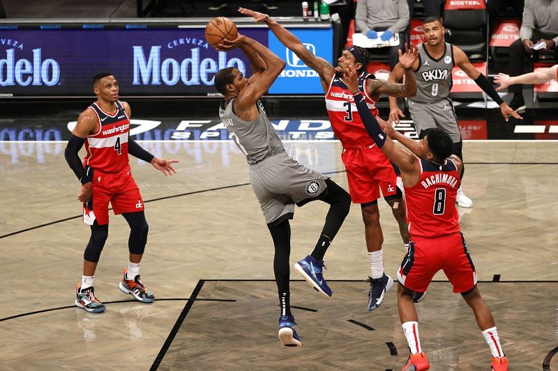 Kevin Durant shoots against the Washington Wizards