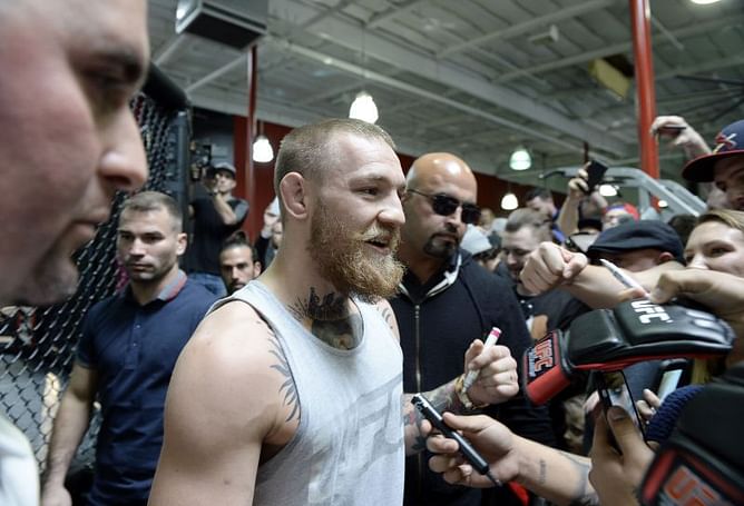 How many fans will be in attendance for UFC 257?