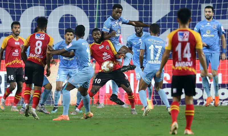 SC East Bengal and Mumbai City FC players in action in their ISL match (Image Courtesy: ISL Media)