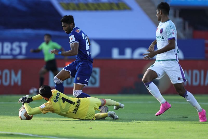 Rahim Ali looks on as Arshdeep Singh collects the ball (Image Courtesy: ISL Media)