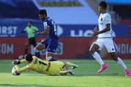 Rahim Ali looks on as Arshdeep Singh collects the ball (Image Courtesy: ISL Media)