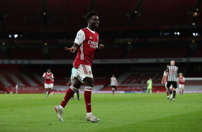 Bukayo Saka bagged Arsenal&#039;s second as he finished off a pass from Smith Rowe