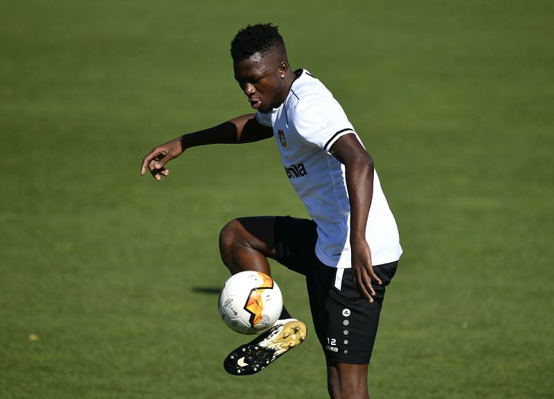 Edmond Tapsoba during a Bayer 04 Leverkusen training session