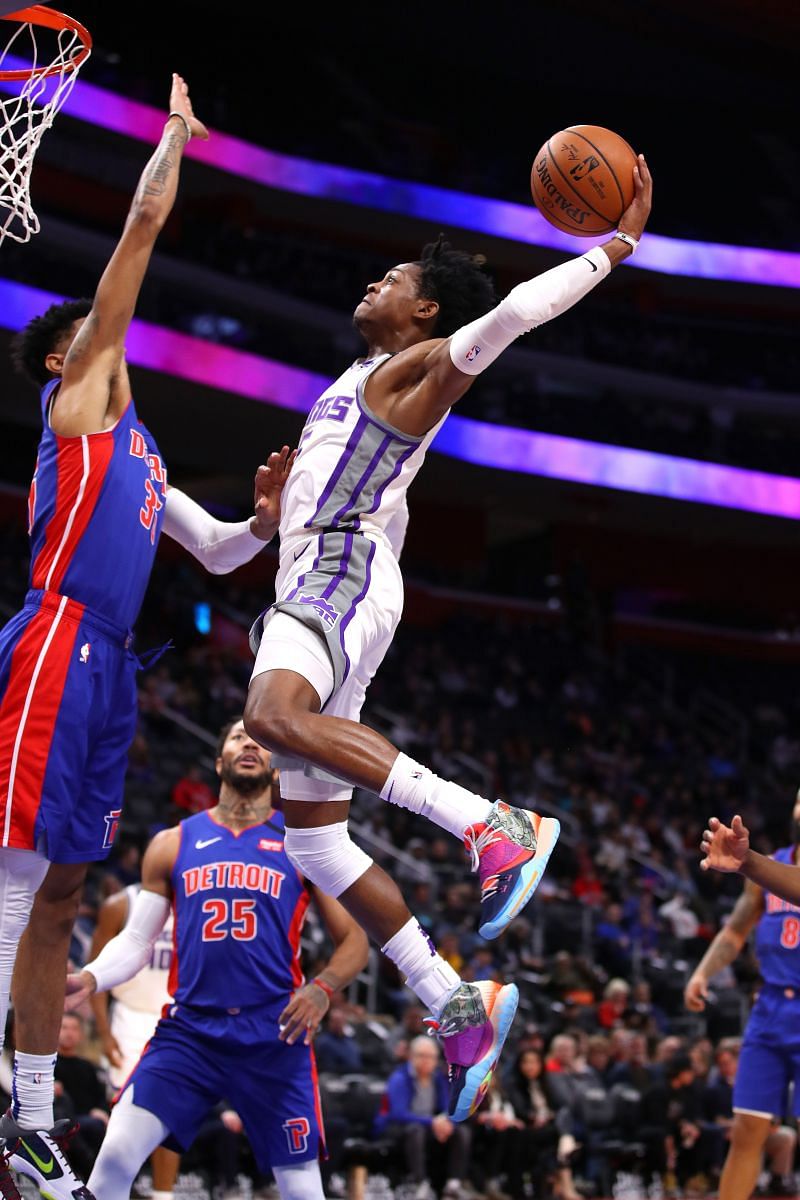 De'Aaron Fox dunking the ball against the Detroit Pistons