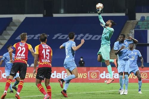 SC East Bengal and Mumbai City FC players in action in their ISL clash earlier this season (Image Courtesy: ISL Media)