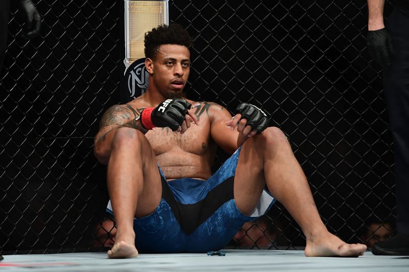 Greg Hardy used an inhaler in between rounds against Ben Sosoli