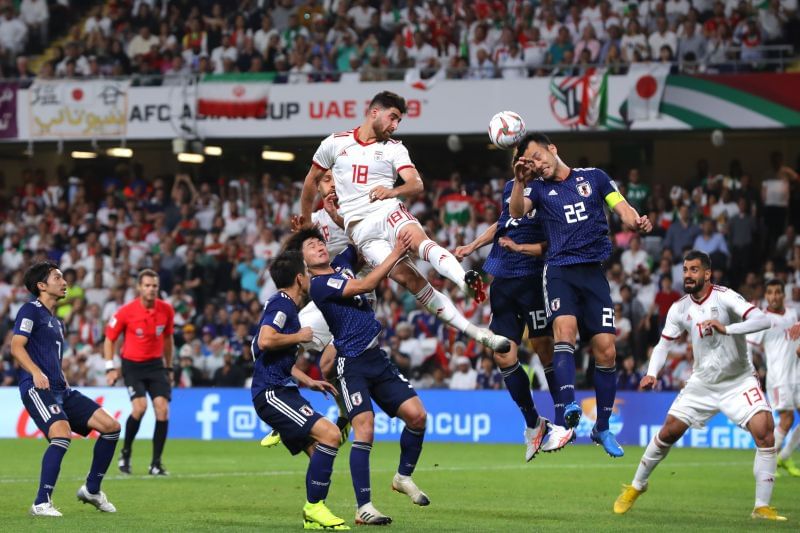 Alireza Jahanbakhsh fights to win a header.