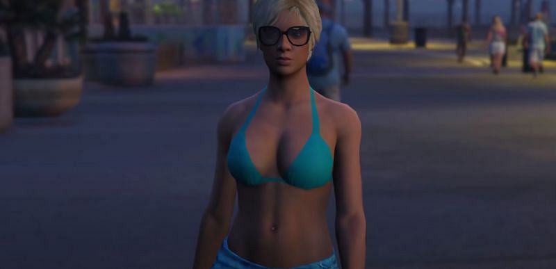GTA 5 protagonists are likely to stare at a woman when idle (Image via o Knightz o, YouTube)