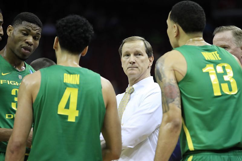 The Oregon Ducks have a chance to break into double-digit wins on Saturday
