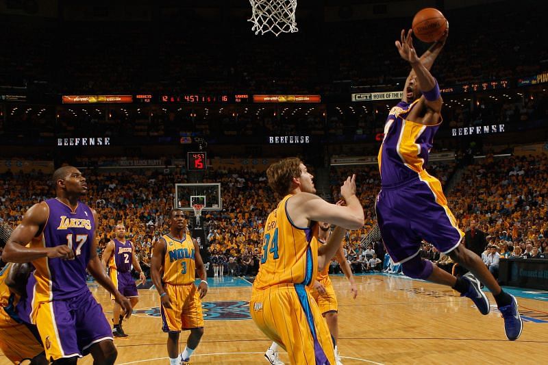 Kobe Bryant flies in for dunk