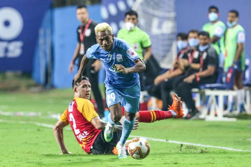 Mumbai City FC&#039;s Bipin Singh dashes past SC East Bengal&#039;s Scott Neville in their ISL encounter (Image Credits: Mumbai City FC Twitter)