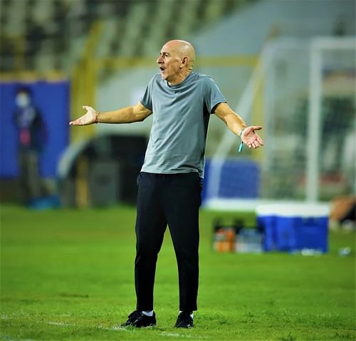 ATK Mohun Bagan coach Antonio Lopez Habas was furious with the referee's decision that led to NorthEast United FC's first goal (Image Courtesy: ISL Media)