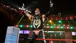 Daniel Bryan reacts to fans booing Rey Mysterio during the 2014 Royal Rumble