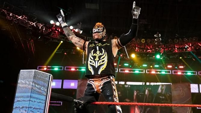 Daniel Bryan reacts to fans booing Rey Mysterio during the 2014 Royal Rumble