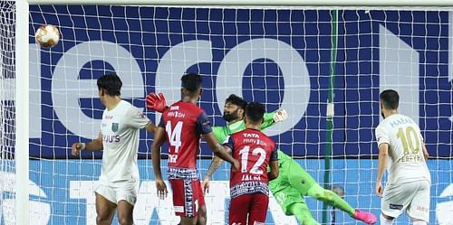 Jamshedpur FC and Kerala Blasters players in action in their last ISL match (Image Courtesy: ISL Media)