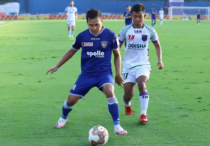 Jerry Lalrinzuala (L) tries to shield the ball away from Jerry Mawihmingthanga in their ISL match (Image Courtesy: ISL Media)