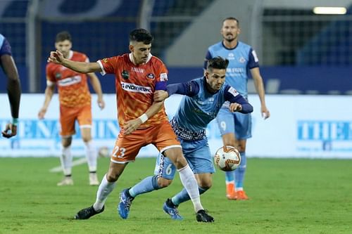 FC Goa player Edu Bedia (L) and Jamshedpur FC player Aitor Monroy in action in their ISL encounter (Image Courtesy: ISL Media)