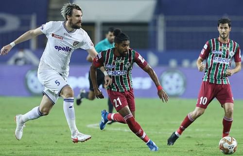 ATK Mohun Bagan's Roy Krishna (R) in action against Chennaiyin FC's Enes Sipovic (L) in their ISL match (Image Courtesy: ISL Media)