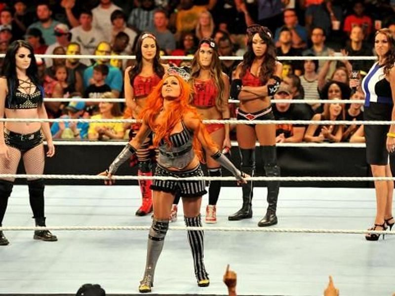 बैकी लिंच ने 13 जुलाई, 2015 के RAW एपिसोड में शार्लेट और साशा बैंक्स के साथ अपना WWE मेन रोस्टर डेब्यू किया। अब उन्होंने अपने हेयर लुक्स और इन रिंग कॉस्ट्यूम में भी बदलाव कर लिया है।