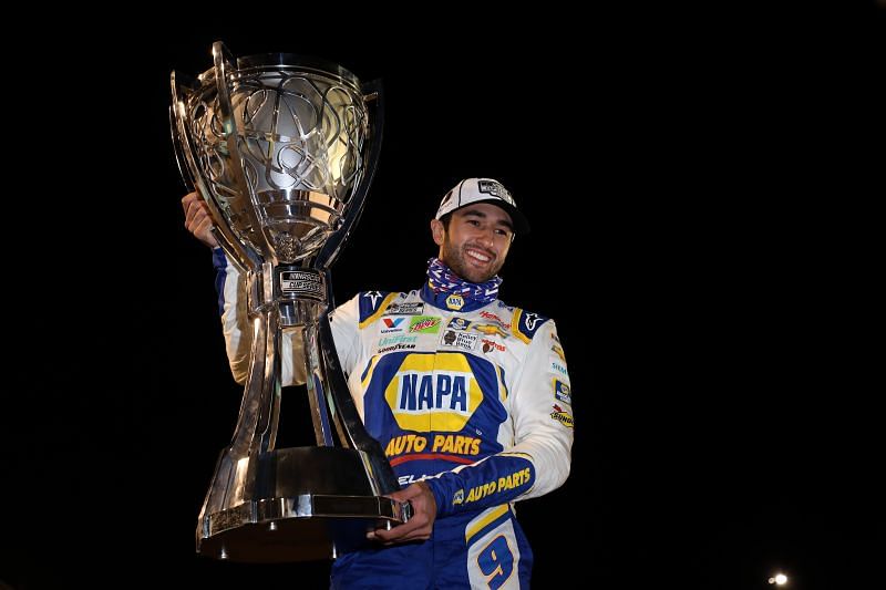 Chase Elliott hoists the 2020 NASCAR Cup Series championship trophy. Photo/Getty Images