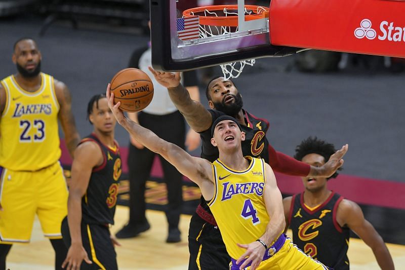 Alex Caruso battles for layup vs Cleveland