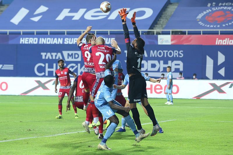 Mumbai City FC goalkeeper Amrinder Singh tries to grab an aerial ball in their match against Jamshedpur FC (Image Courtesy: ISL Media)