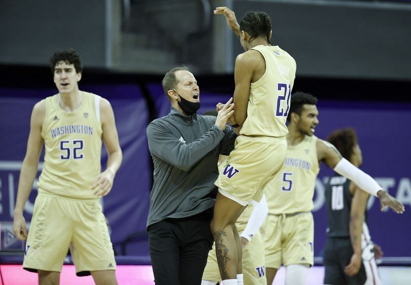 Washington Head coach Mike Hopkins and RaeQuan Battle #21 reacts after a play