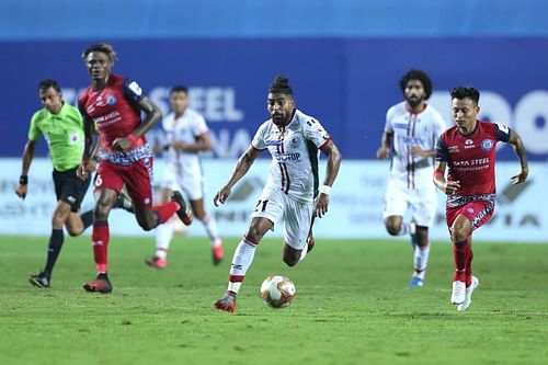 ATK Mohun Bagan and Jamshedpur FC players in action in their last ISL match (Image Courtesy: ISL Media)