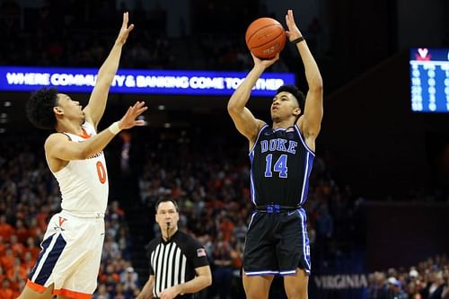 Jordan Goldwire #14 of the Duke Blue Devils shoots over Kihei Clark #0 of the Virginia Cavaliers