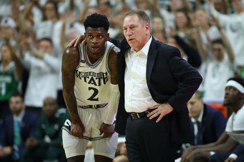 Head coach Tom Izzo of the Michigan State Spartans talks to Rocket Watts #2