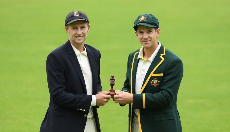 Joe Root (L) & Tim Paine (R) with the Ashes urn.