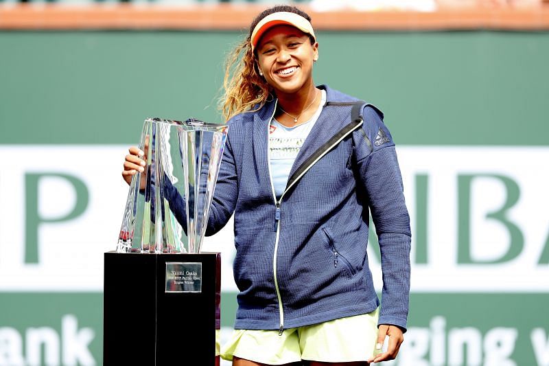 Naomi Osaka with the Indian Wells 2018 trophy