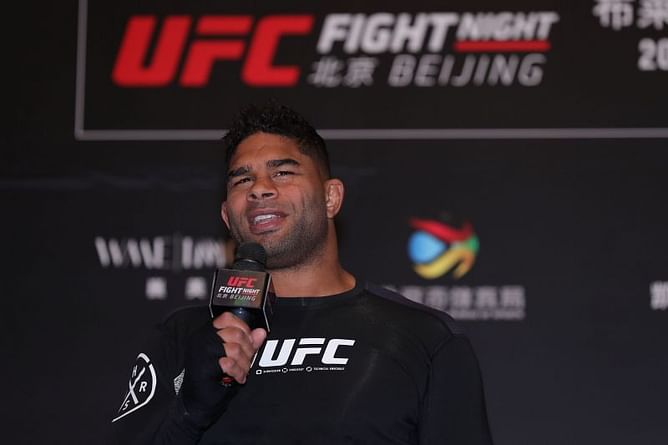 "Here I'm setting him up for the liver kick" - Alistair Overeem looks back on his win over Brock Lesnar